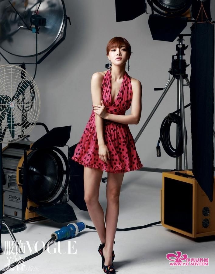 组图:<em>邓家佳</em>《VOGUE》大片曝光 随性气质国