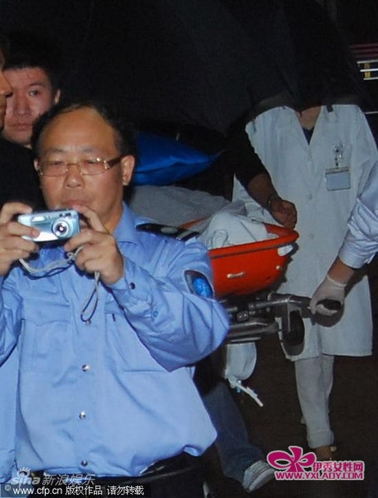 组图:Selina秘密出院 转赴台湾进行植皮手术_港