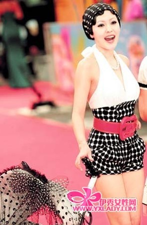 大s微博报复小s+网上曝其性感