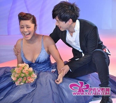  江映蓉 摔倒露豪乳  张杰 趁机安慰【图】_中国山