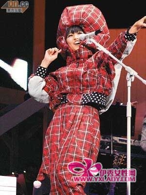 何韵诗演唱会卖力+余文乐署名男朋友送花蓝