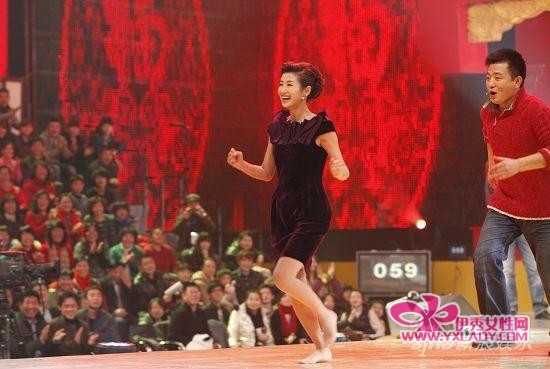 春节大庙会与百姓互动 春妮光脚抢购为爱心_内