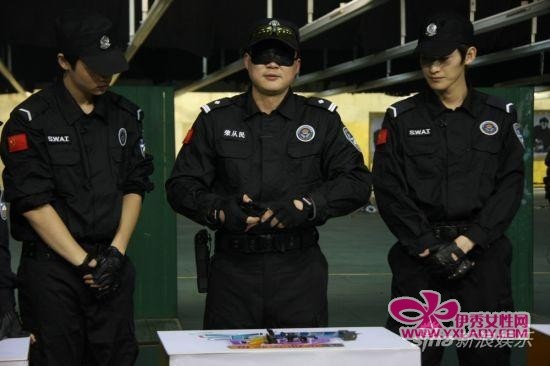 《<em>给力星期天</em>》张翰<em>魏晨</em>朱梓骁变身帅气警官_