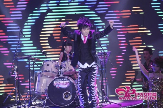 大张伟助人圆梦 力邀九岁鼓妹出演MV(组图)_内