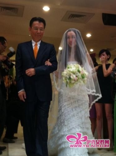 【 范范 黑人 婚礼 直播】新人交换戒指