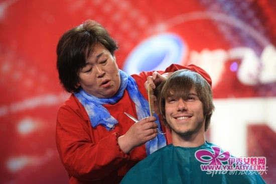 达人秀耍牙妹技惊四座 猪蹄哥舞台圆梦_内