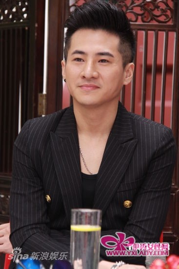 组图:海鸣威获蛋糕兴奋不已