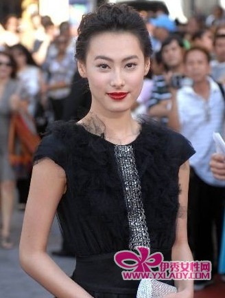 梁洛施近况:抱长治逛街 见记者闻复出即闪