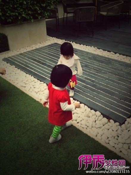 <em>黎姿</em>晒<em>双胞胎女儿</em>沙滩照 爱女之情溢于言表(图