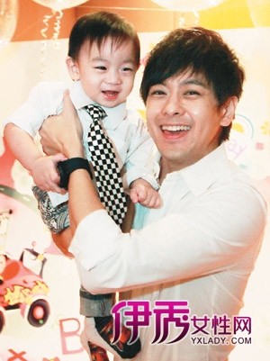 男明星:林志颖,的老婆陈若仪和儿子照片曝光