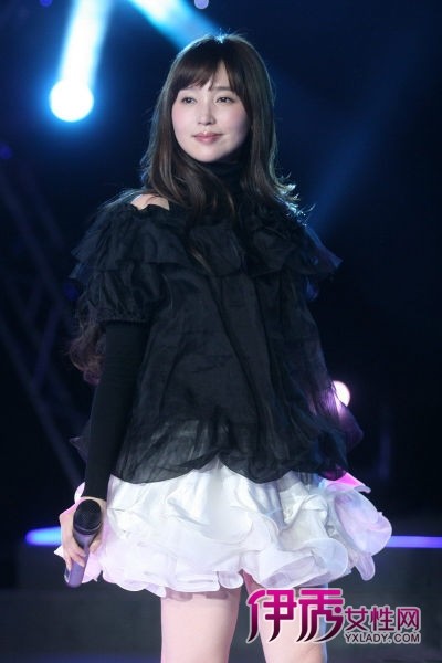  金莎 做客音乐现场  新歌 亲自填词MV演吻戏_小