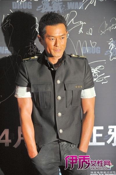 《毒战》首映礼 导演杜琪峰获赠金手枪_华语片