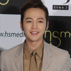  张根硕 被打_ 张根硕演过 的电视剧_张根硕图片