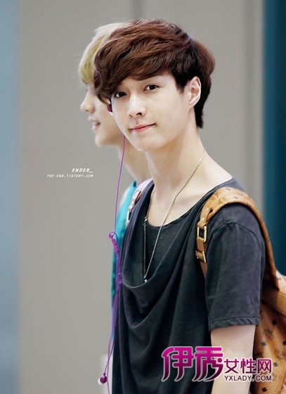 张艺兴女友李琪琪微博生日及其出卖吴亦凡图片