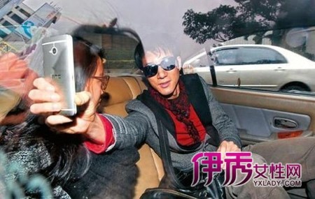 王力宏夫妻同车出游被质疑坐姿疏远_港台星闻