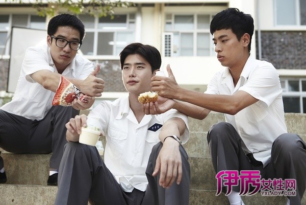 热血<em>青春</em> 公开幕后花絮照 李钟硕卖萌第一(4)_