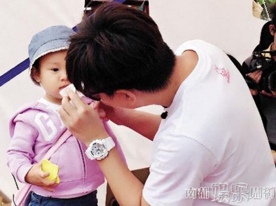<em>贾乃亮</em>:小璐和女儿是人生中最好的礼物_大陆星
