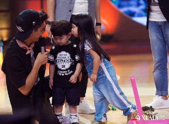 图】曹格女儿Grace亲吻韩国小正太吓哭<em>哥哥</em>J