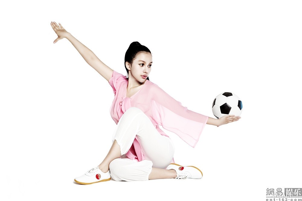 苏梓玲半裸拍广告 险些走光引现场 温度 飙升(