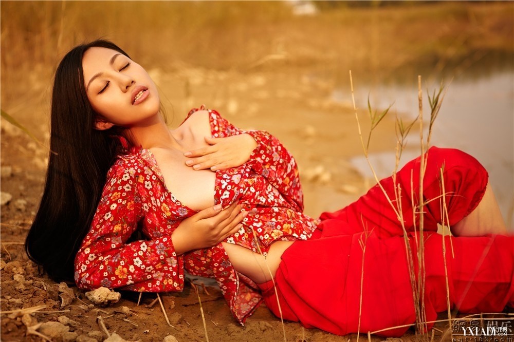 <em>苏梓玲</em>半裸拍广告 险些走光引现场 温度 飙升(