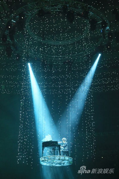 小威摄影书畅销 青峰抢功:因为是我的写真_港