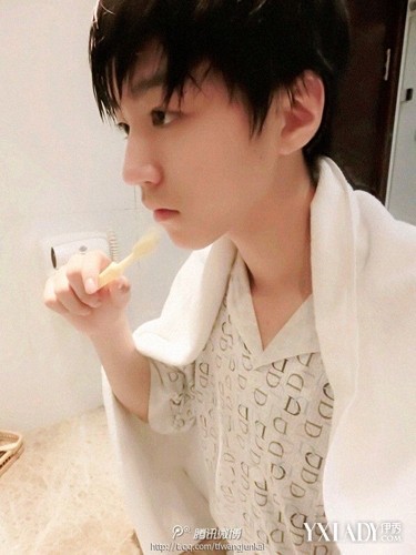 [组图]<em>TFboys王俊凯</em>晒洗浴照引粉丝心疼 猛上形