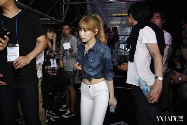 【图】<em>少女时代</em>SMTOWN后台<em>花絮</em> 郑秀妍纤腰