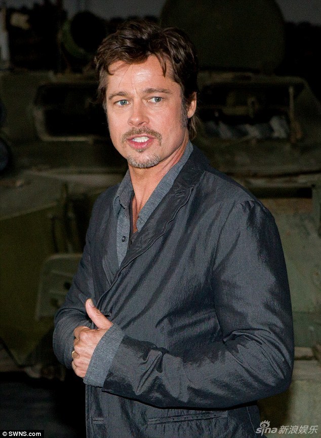 皮特婚后首露面神采奕奕  左手无名指 戴婚戒抢