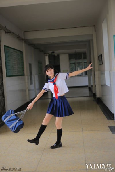 徐娇微博晒制服写真 变身双马尾<em>萌妹</em>(图)(2)_大