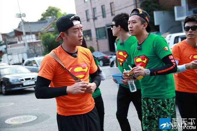 《奔跑吧兄弟》现身首尔 郑恺执手女神王丽坤