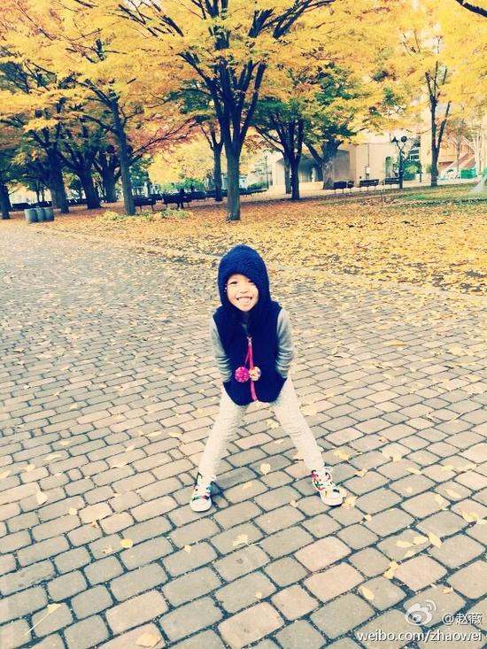  赵薇 在微博晒出 女儿小四月 的照片