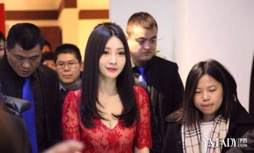 柳岩太原捞金赚眼球 寒冷冬日着低胸长裙(6)_柳