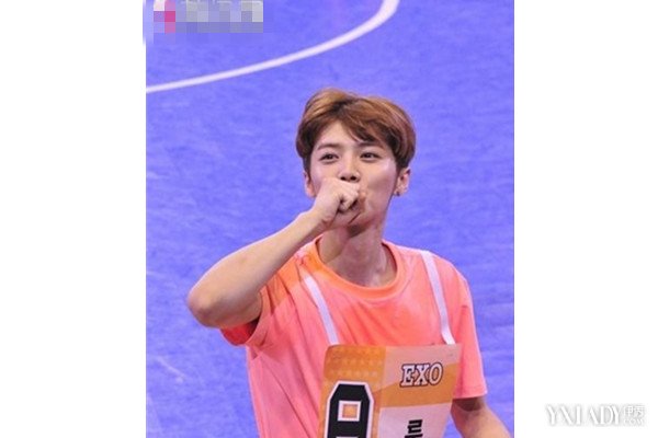 【图】鹿晗偶像运动会足球比赛进4球 助球队赢