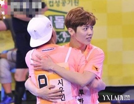 【图】鹿晗偶像运动会足球比赛进4球 助球队赢