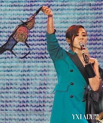 <em>蔡健雅</em>高雄巨蛋<em>演唱会</em>猛甩<em>胸罩</em>还把<em>奶罩</em>挂热狗