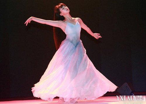 【图】小彩旗比基尼曝光 被曝有28岁男友网友