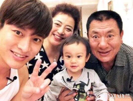 【图】贾乃亮母亲是做什么的? 其父母首次出镜沈阳豪宅罕见被曝光(2)_贾乃亮母亲_伊秀娱乐网|yxlady.com
