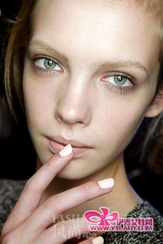 ��ͷ����Ӧ��ǳ��ɫ����Ȼ