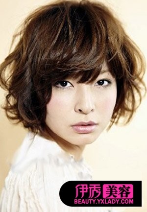 蘑菇头短发发型图片 引领时尚风