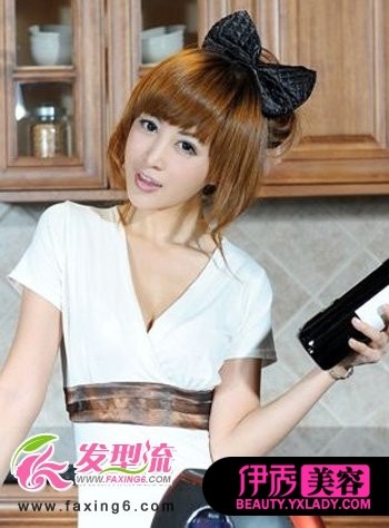 俏皮可爱齐刘海盘发发型