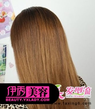 步骤六:然后用黑色发夹固定好编织好的编织好的辫子,在将头发盖住。