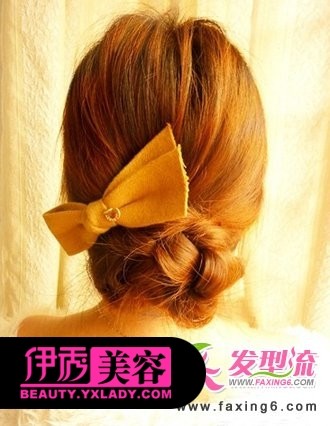 第三步:在扎好的头发中间分出一个小洞。