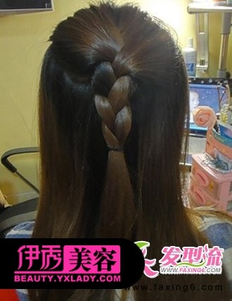 第七步:编好后,用头发围住发尾缠两圈,用夹子固定好。