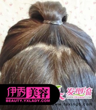 第一步:首先,将头发理顺,以方便造型。