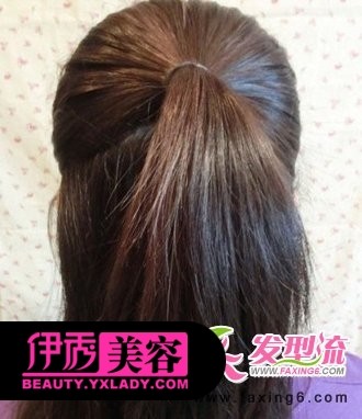 步骤1:从头顶处分出3股发丝,图中所示分别1, 2, 3股发丝。