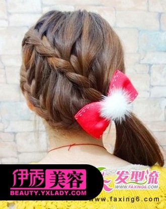 第一步:首先,将头发梳顺,以方便造型。