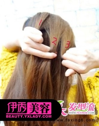 第一步:在一侧取一束头发,拧起来。