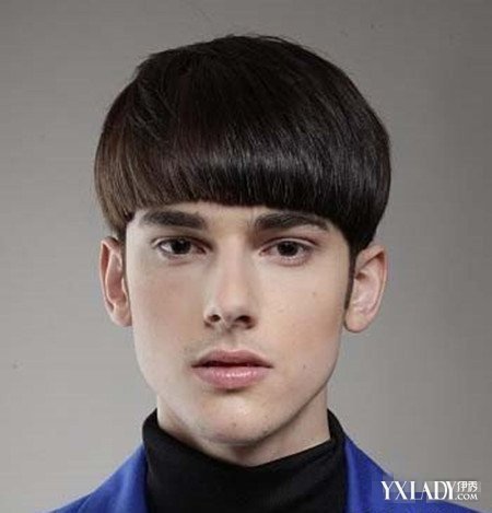 男生齐刘海发型也是受到男生的欢迎,齐刘海能修饰脸型,对于男生来说