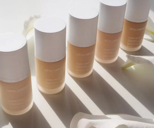 植村秀花瓣雾光粉底液.jpg 植村秀花瓣雾光粉底液.jpg