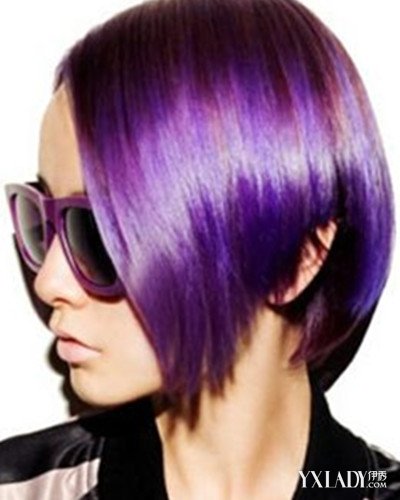 发型 流行发型 正文 很显清爽感的一款女生简单黑色挑染紫色短发设计